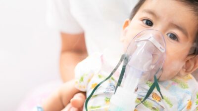 Cara Mudah Mengatasi Pneumonia pada Anak di Rumah