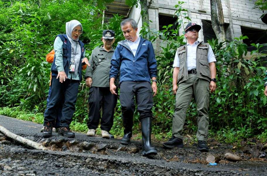 Penjabat Gubernur Jabar Bey Machmudin meninjau beberapa lokasi bencana akibat hujan deras berkepanjangan di Kabupaten Sukabumi, Kamis (5-12-2024).